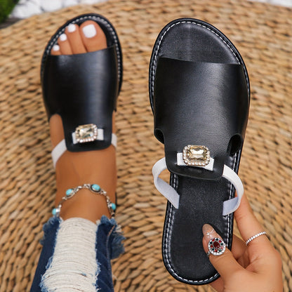 Damskie płaskie sandały wsuwane w stylu glamour z modną biżuterią