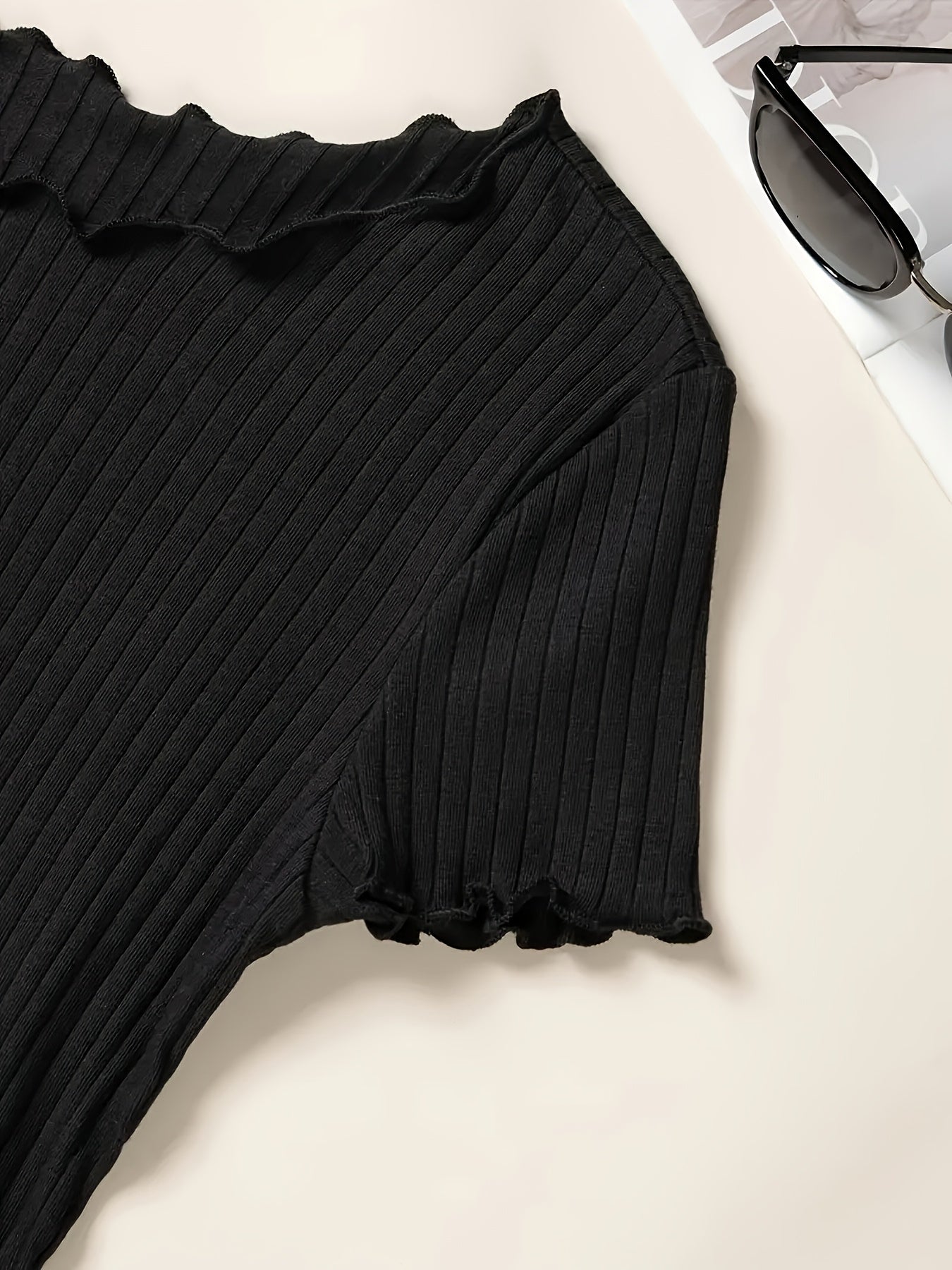 T-shirt til kvinder med korte ærmer i chic ribstrikket hverdagsstil
