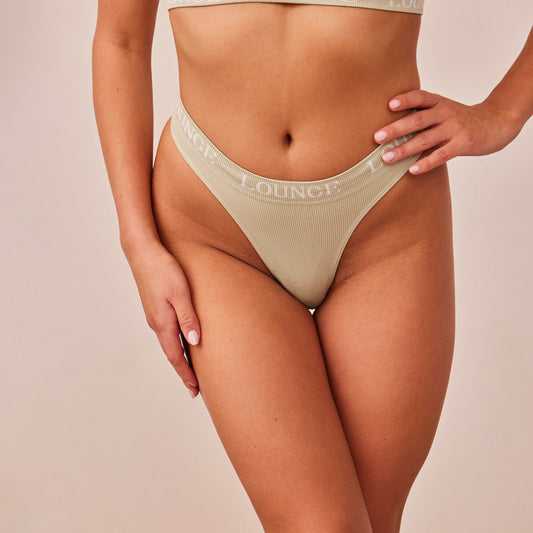 Abigail – String Sans Couture Olive avec Ajustement Doux et Design Confortable et Invisible