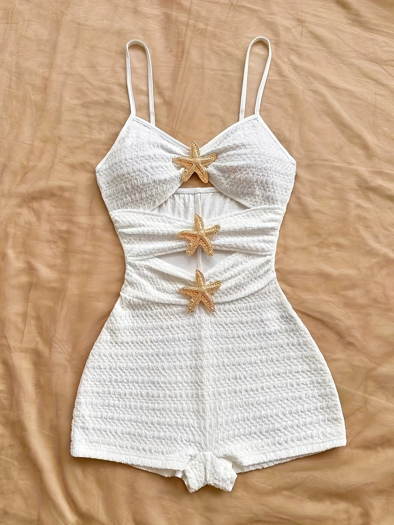 Combinaison short femme style plage avec découpes et détails étoiles de mer – Idéale vacances et bord de mer