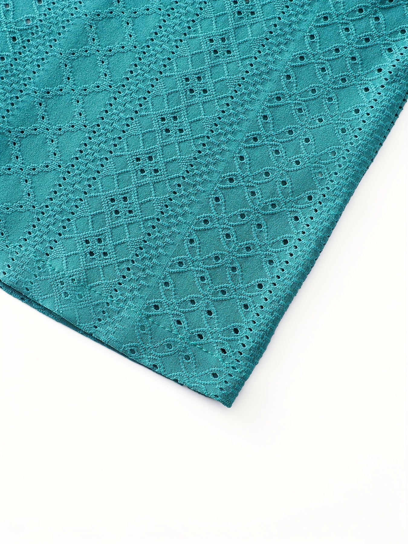 Chemise à manches courtes homme style resort avec broderie ajourée, élégance estivale et confort respirant