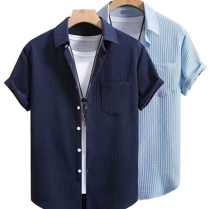 Chemise de style resort homme à manches courtes et texture gaufrée – Élégance estivale décontractée