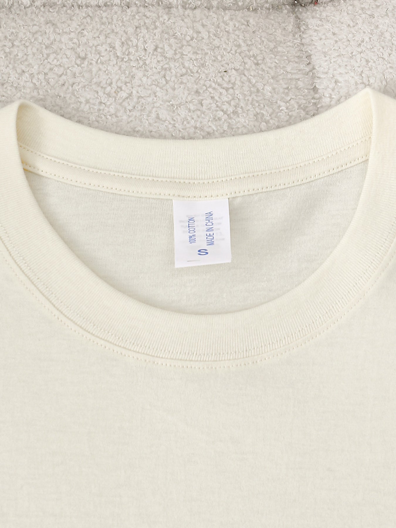 Afslappet dame-T-shirt med vintage bådmotiv i nautisk stil til urban eventyr