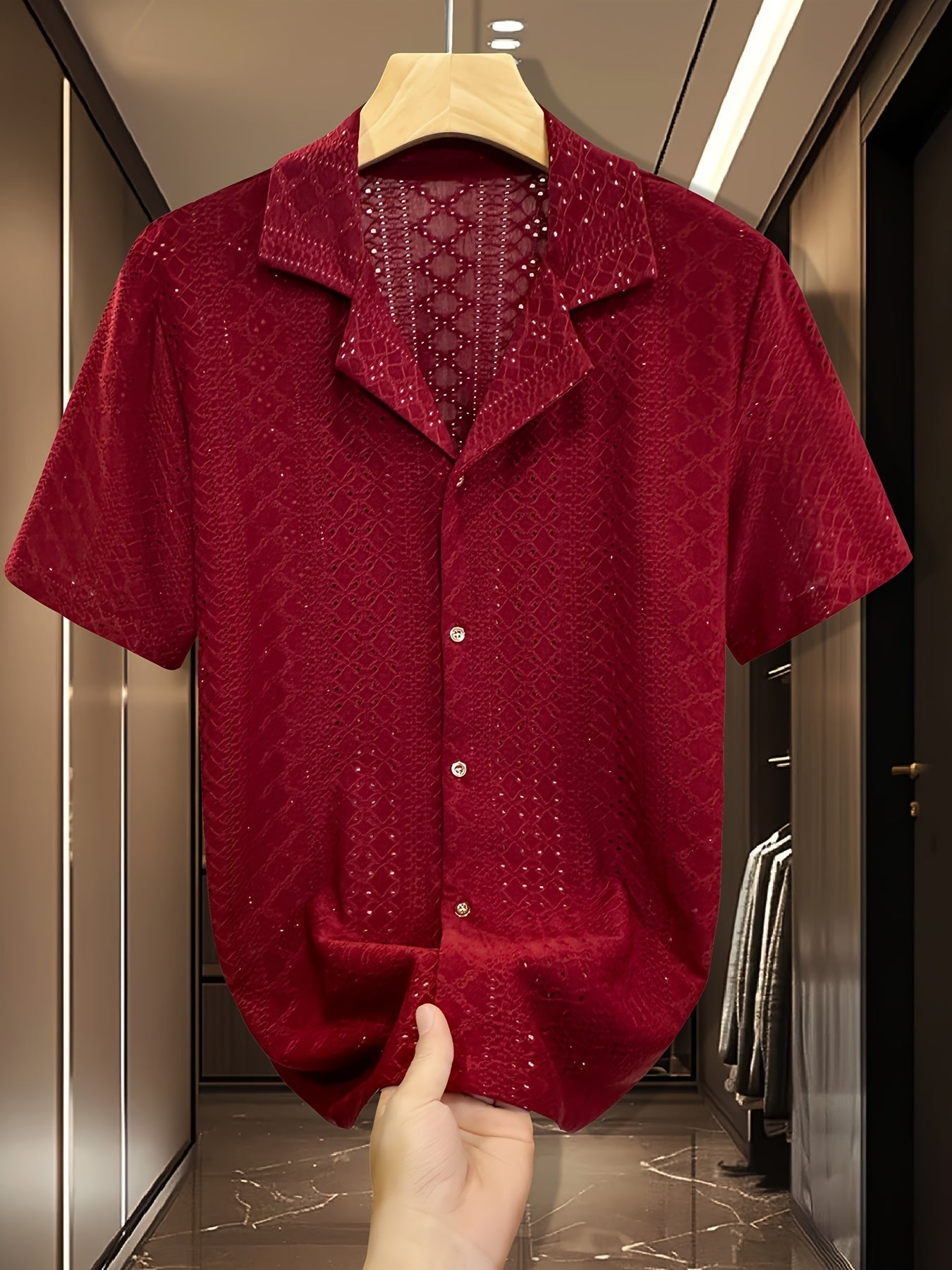 Chemise à manches courtes homme style resort avec broderie ajourée, élégance estivale et confort respirant