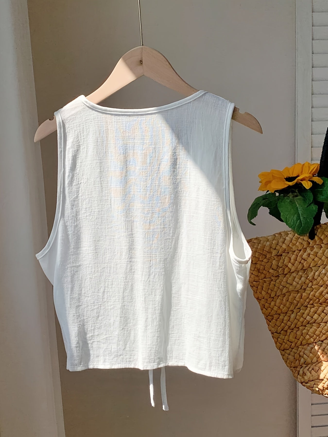 Sleeveless tie-front vest for women, casual chic style
