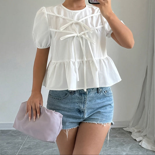 Blusa donna stile romantico con maniche a sbuffo e fiocchi decorativi, taglio peplum di tendenza per un look casual chic