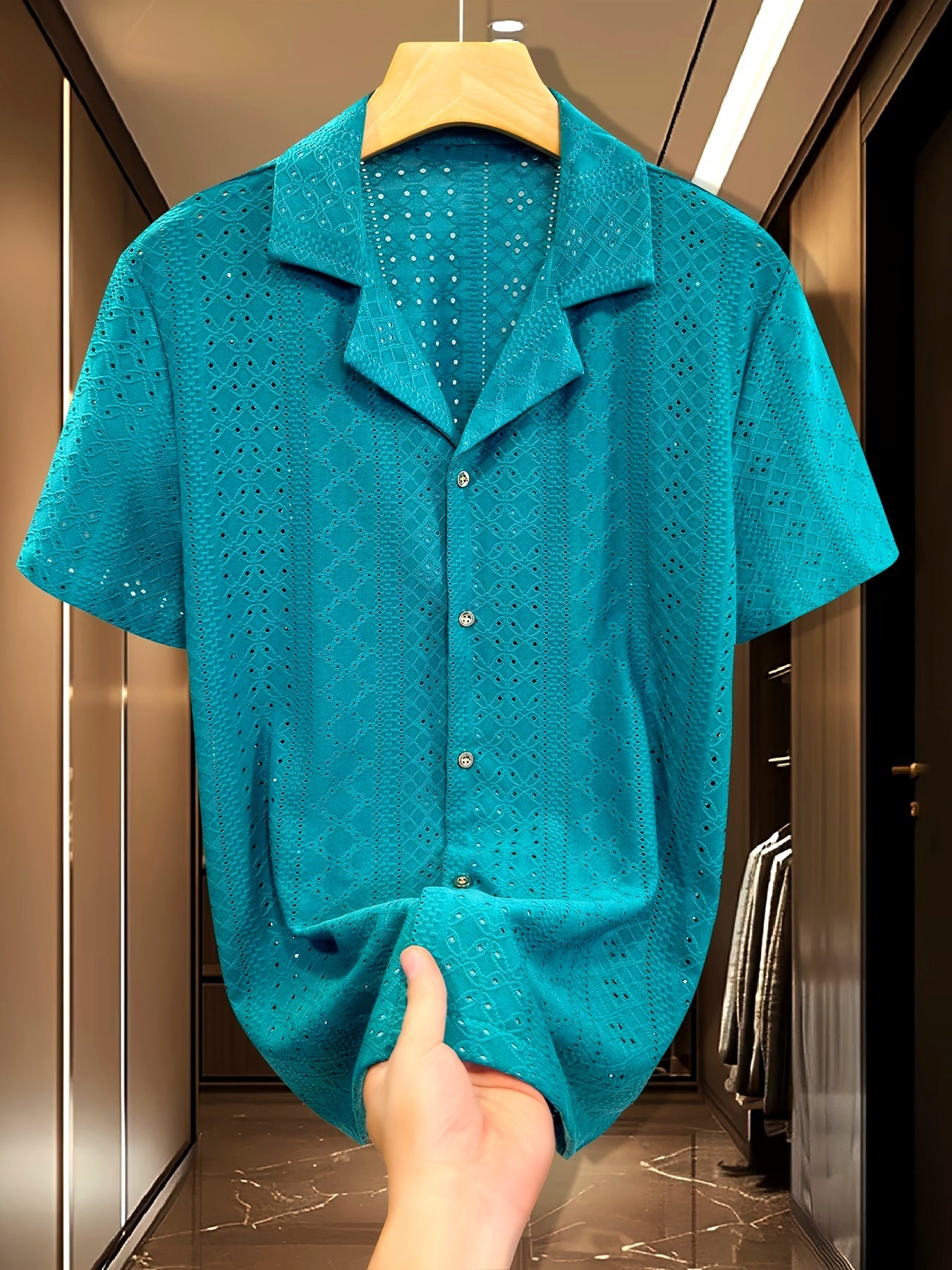 Chemise à manches courtes homme style resort avec broderie ajourée, élégance estivale et confort respirant