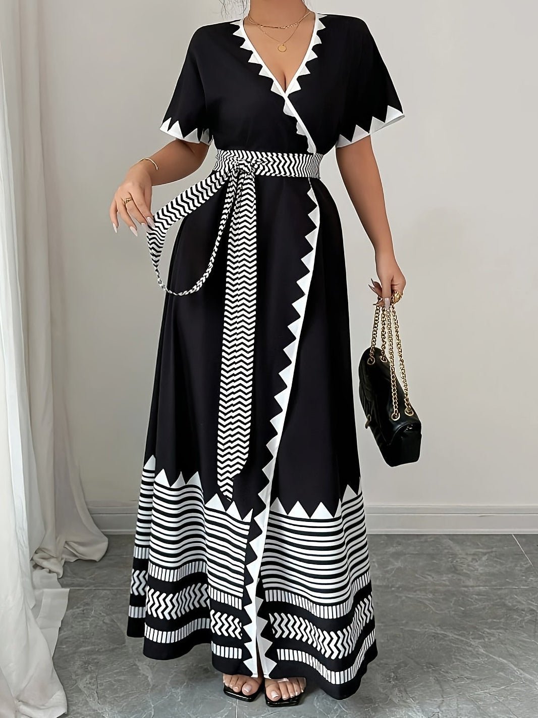 Robe longue portefeuille graphique chic pour femme, style soirée ou événement estival