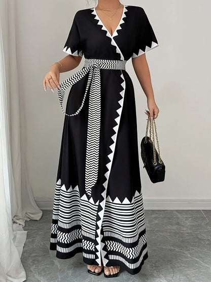 Robe longue portefeuille graphique chic pour femme, style soirée ou événement estival