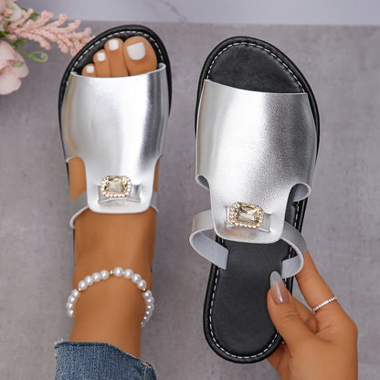 Damskie płaskie sandały wsuwane w stylu glamour z modną biżuterią