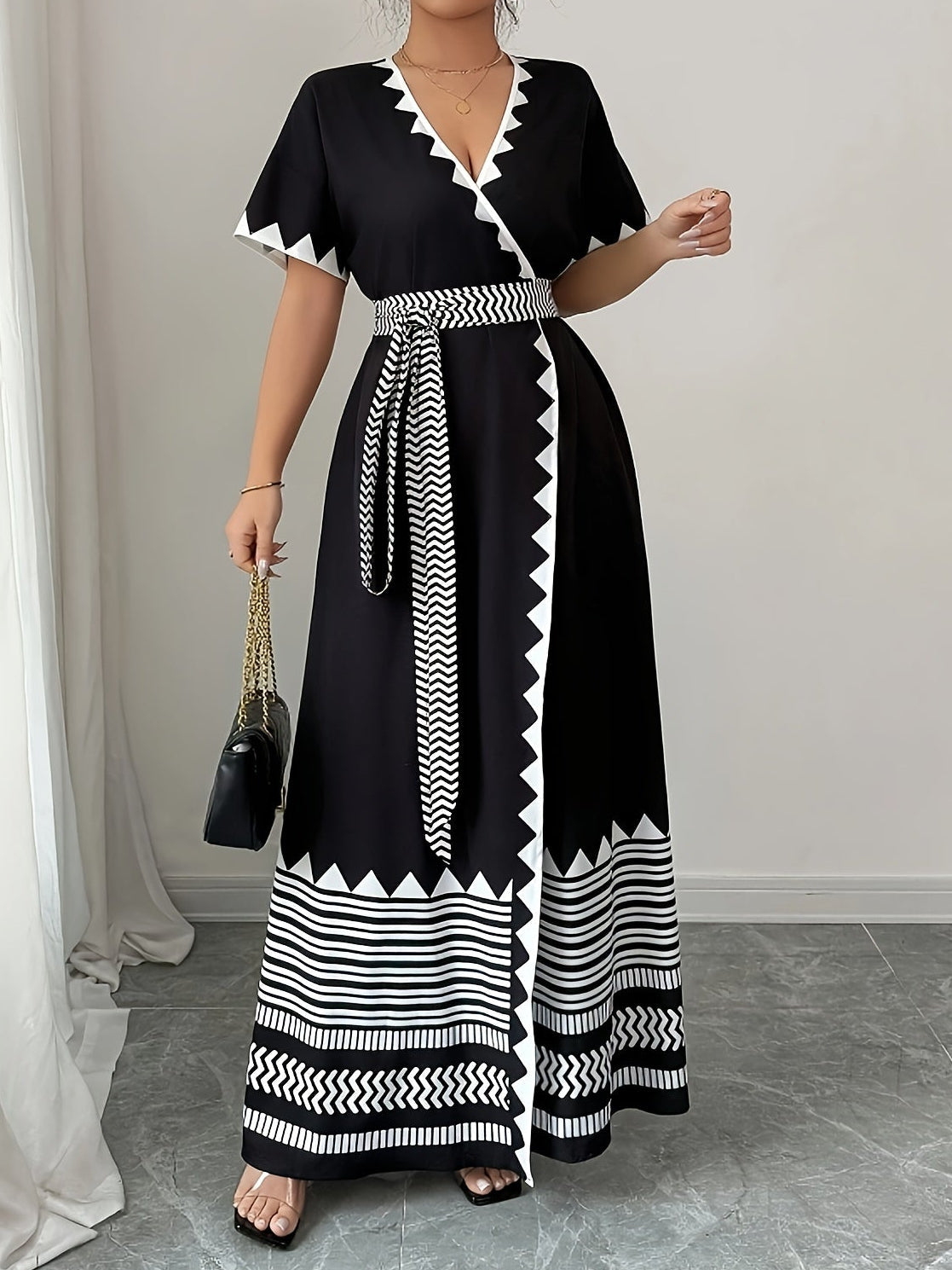 Robe longue portefeuille graphique chic pour femme, style soirée ou événement estival