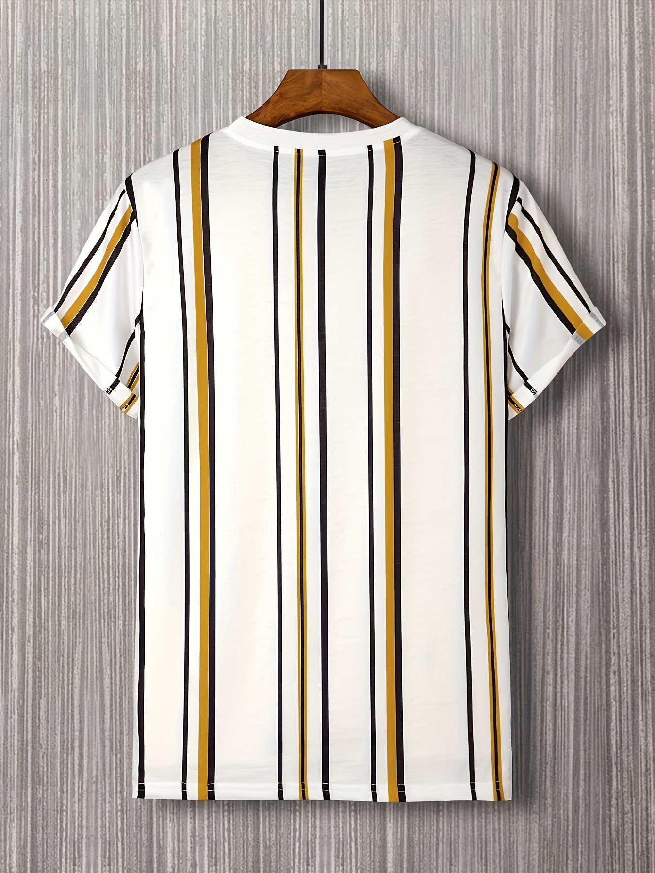 Męski t-shirt z krótkim rękawem w nowoczesnym stylu z pionowymi paskami na modny miejski look