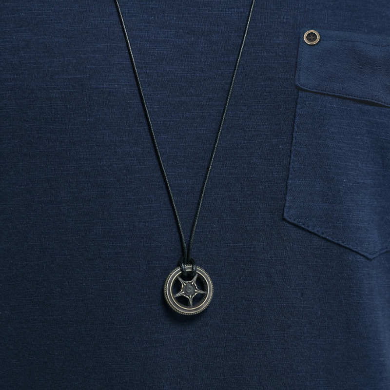 Maglietta informale uomo scollo a V stile urbano con tasca sul petto - Ideale per uscite e uso quotidiano