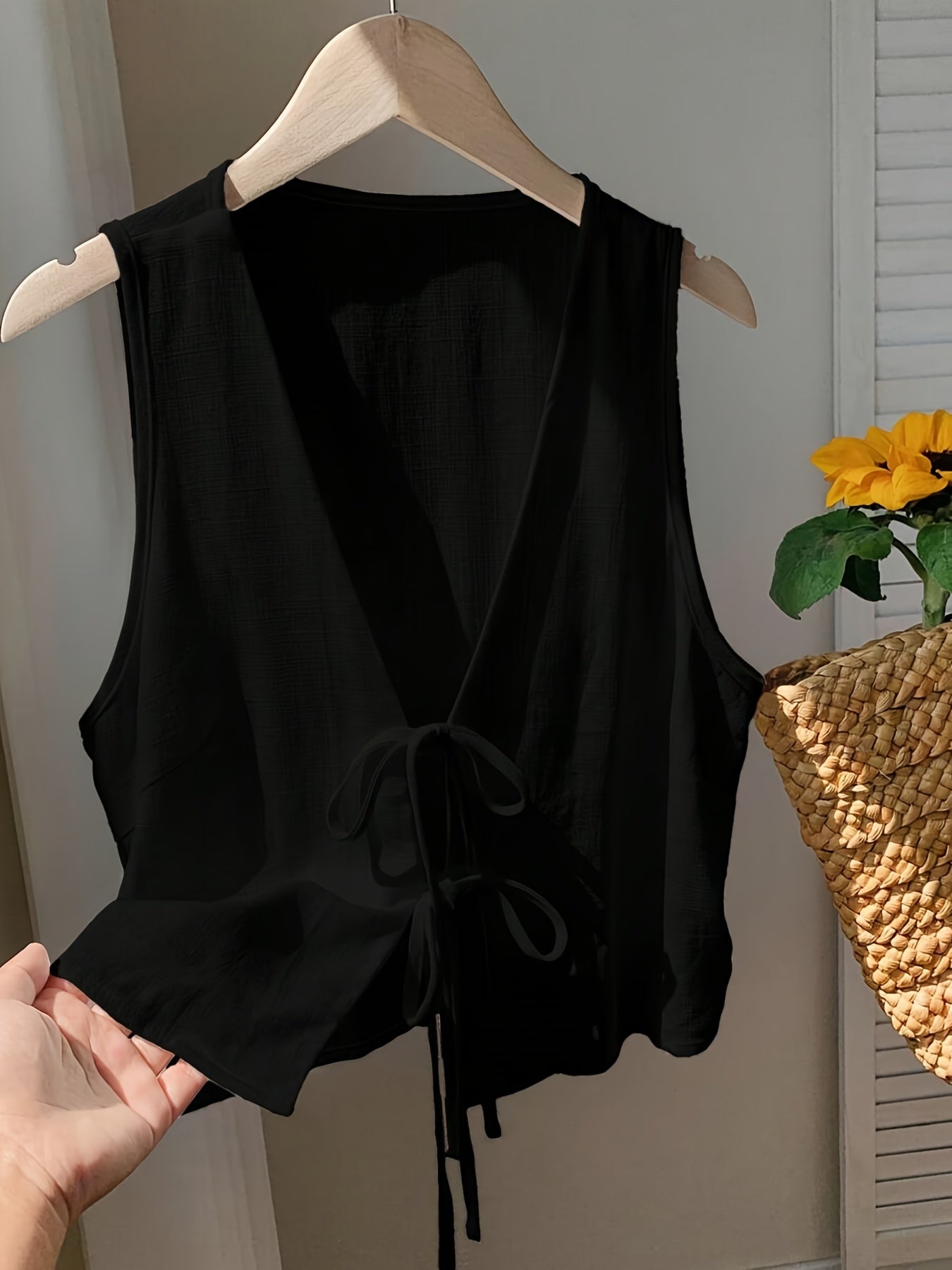 Sleeveless tie-front vest for women, casual chic style