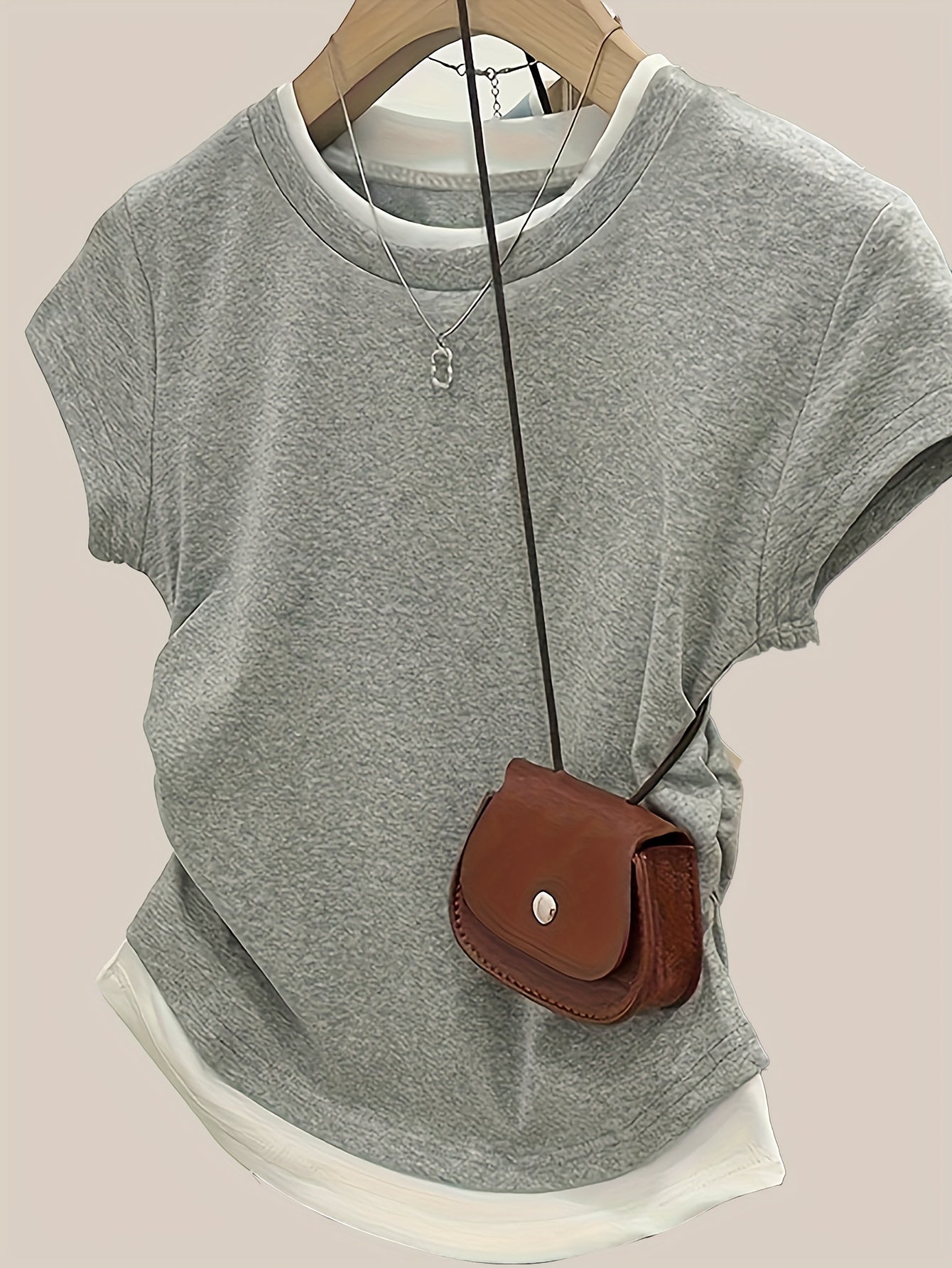 Afslappet T-shirt til kvinder med lag-på-lag stil, trendy til et urbant og smart look