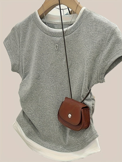 Afslappet T-shirt til kvinder med lag-på-lag stil, trendy til et urbant og smart look