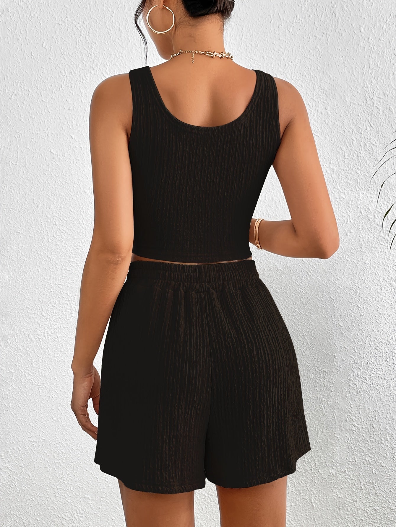Damski zestaw casual dwuczęściowy: krótki top i szorty w eleganckim stylu na lato