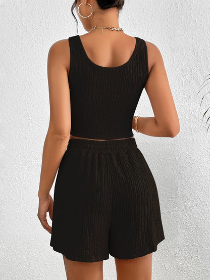 Damski zestaw casual dwuczęściowy: krótki top i szorty w eleganckim stylu na lato