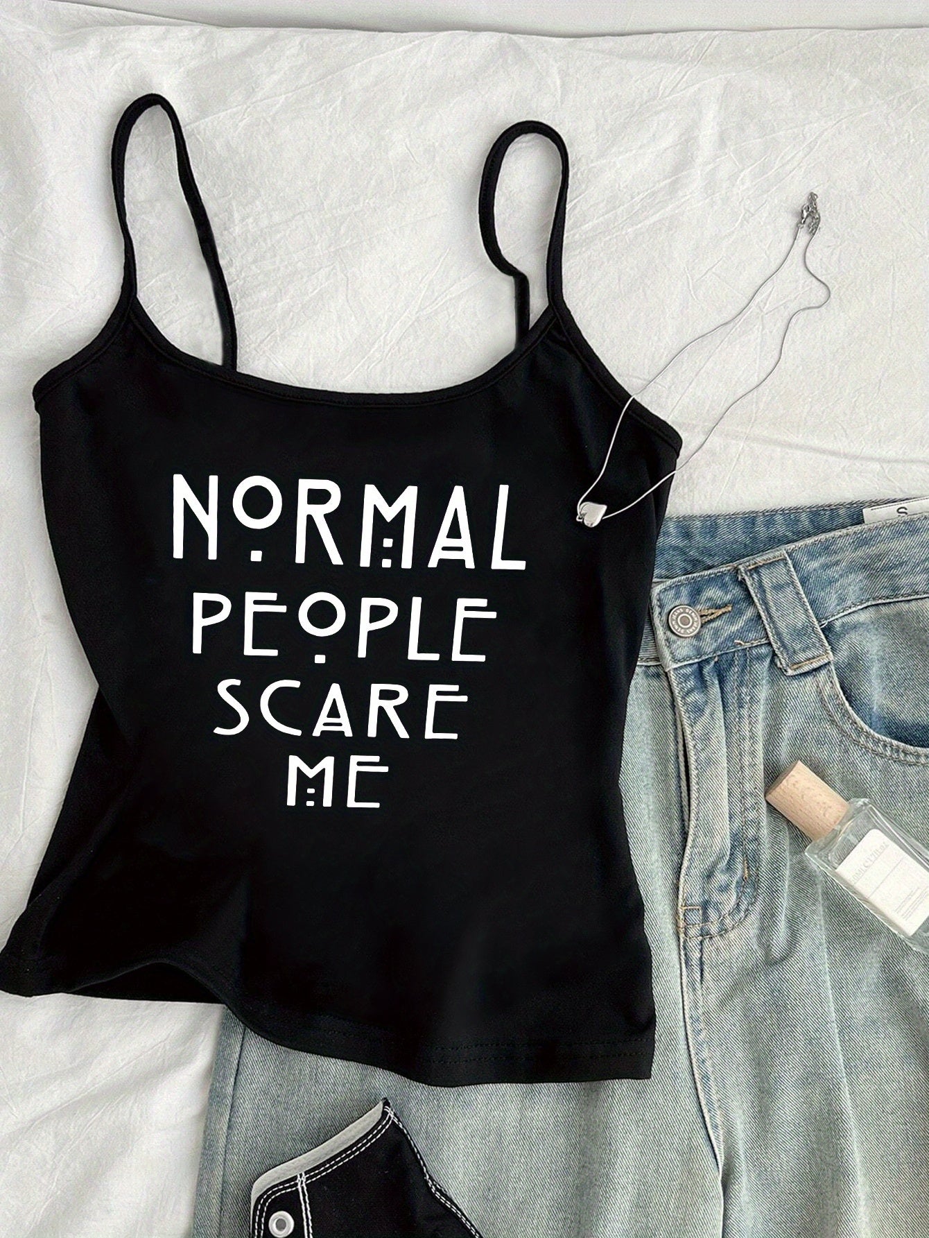 Damski top na ramiączkach w stylu streetwear z napisem „Normal People Scare Me” – modny, casualowy i odważny