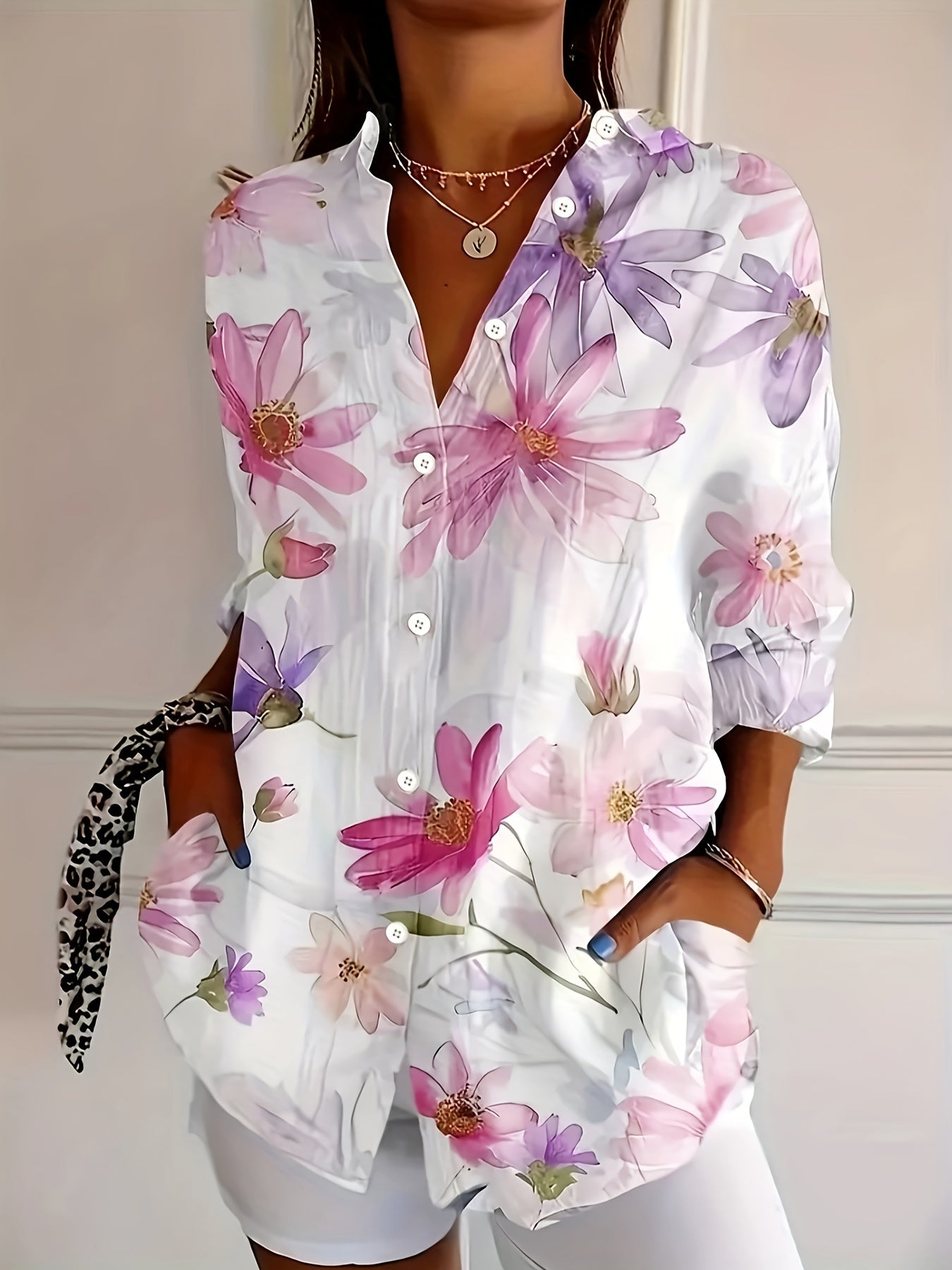 Elegant damebluse med blomsterprint i afslappet forårs- og sommersstil