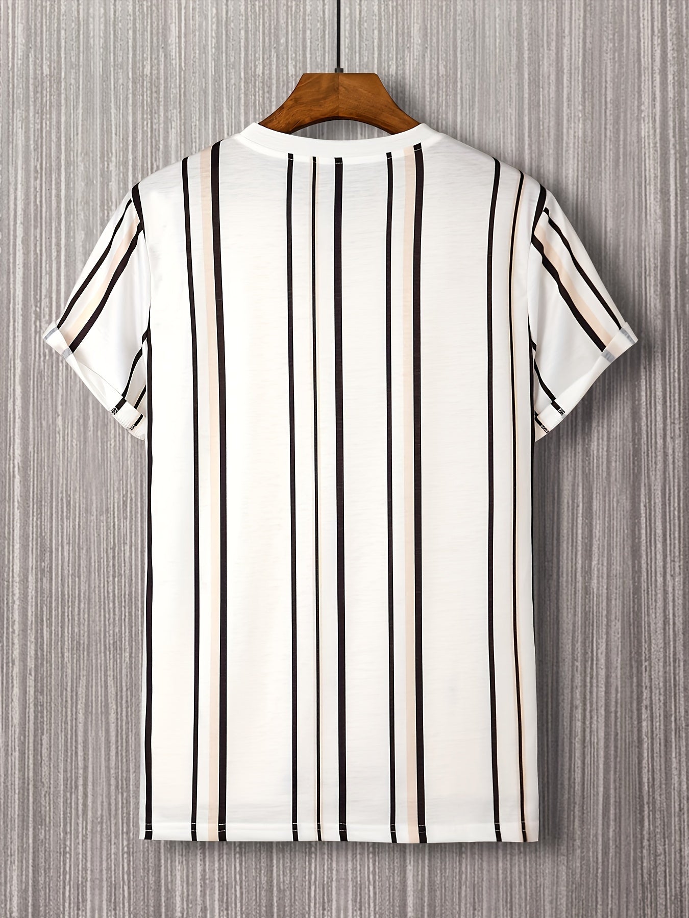 Męski t-shirt z krótkim rękawem w nowoczesnym stylu z pionowymi paskami na modny miejski look
