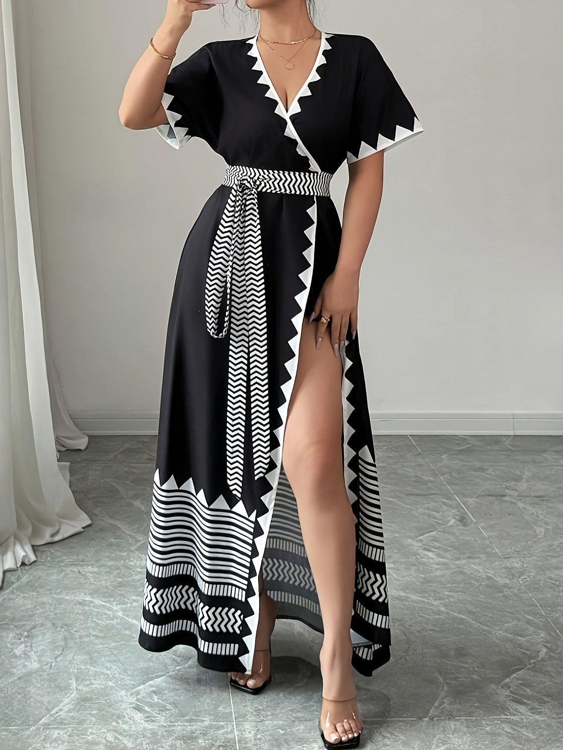 Robe longue portefeuille graphique chic pour femme, style soirée ou événement estival