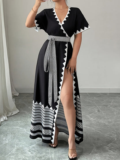 Robe longue portefeuille graphique chic pour femme, style soirée ou événement estival