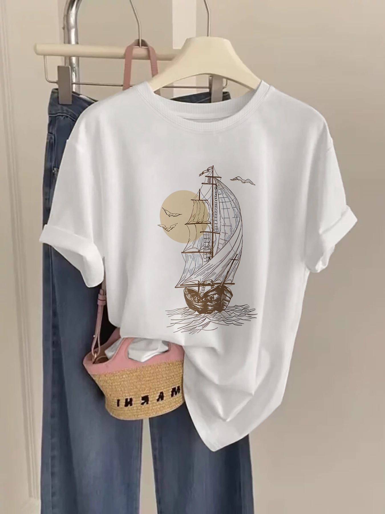 Afslappet dame-T-shirt med vintage bådmotiv i nautisk stil til urban eventyr