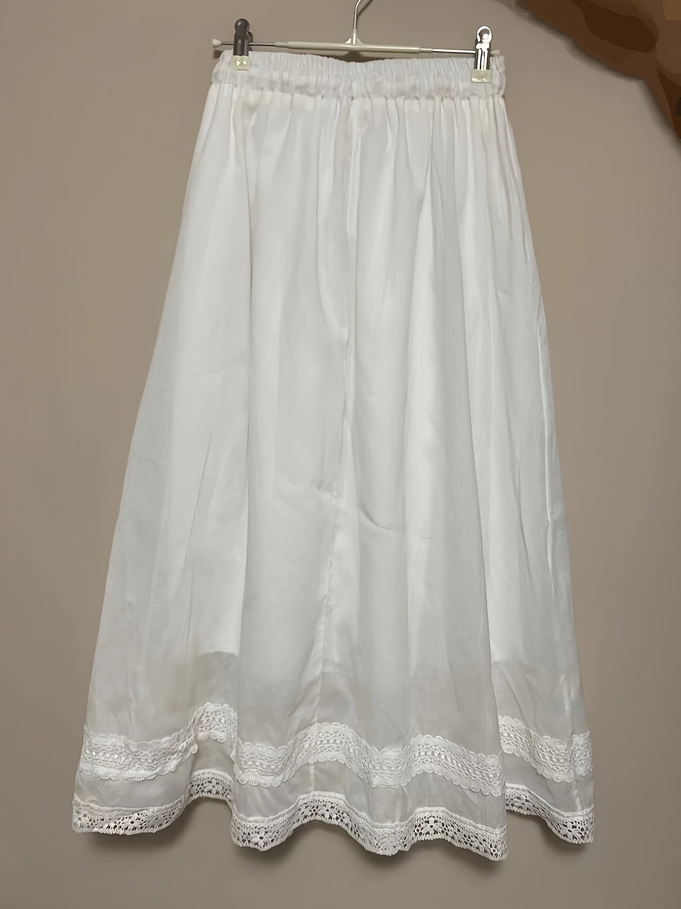 Jupe longue femme style bohème avec dentelle, élégante et fluide pour l'été