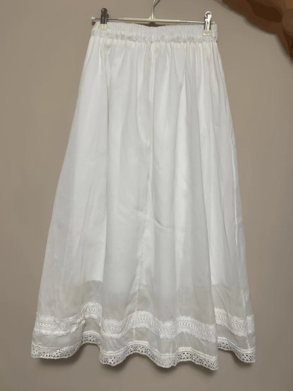 Jupe longue femme style bohème avec dentelle, élégante et fluide pour l'été