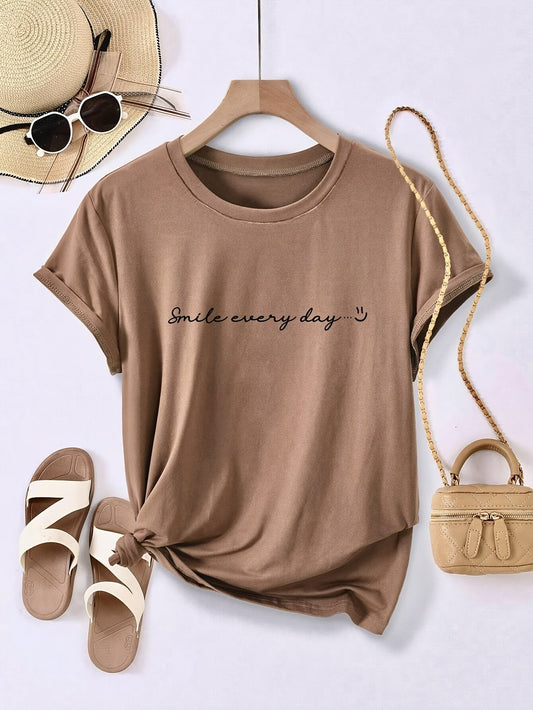T-shirt femme à message "Smile every day" style décontracté pour look estival