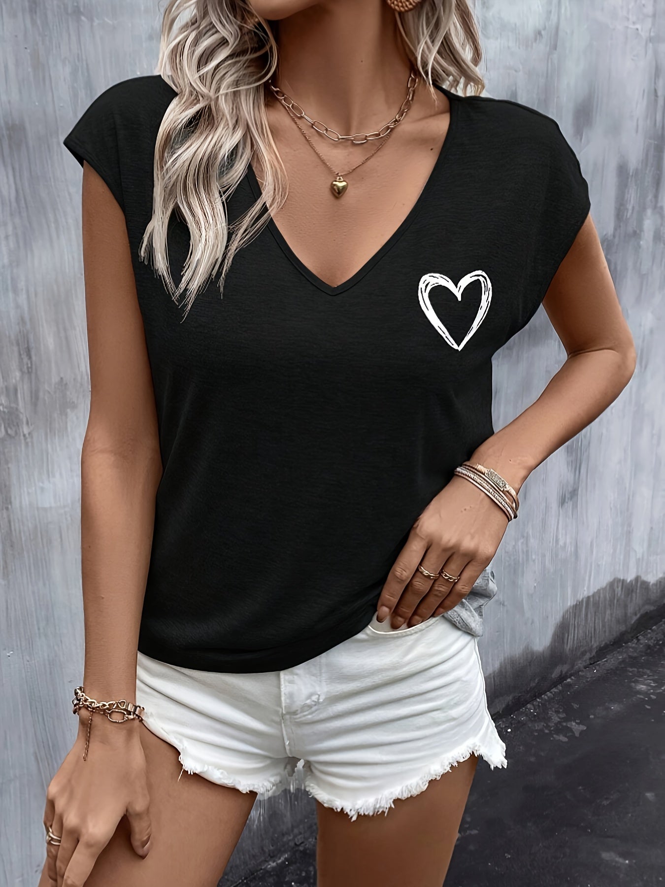 Dames T-shirt met V-hals en hartmotief, zomerse stijl