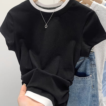 Afslappet T-shirt til kvinder med lag-på-lag stil, trendy til et urbant og smart look
