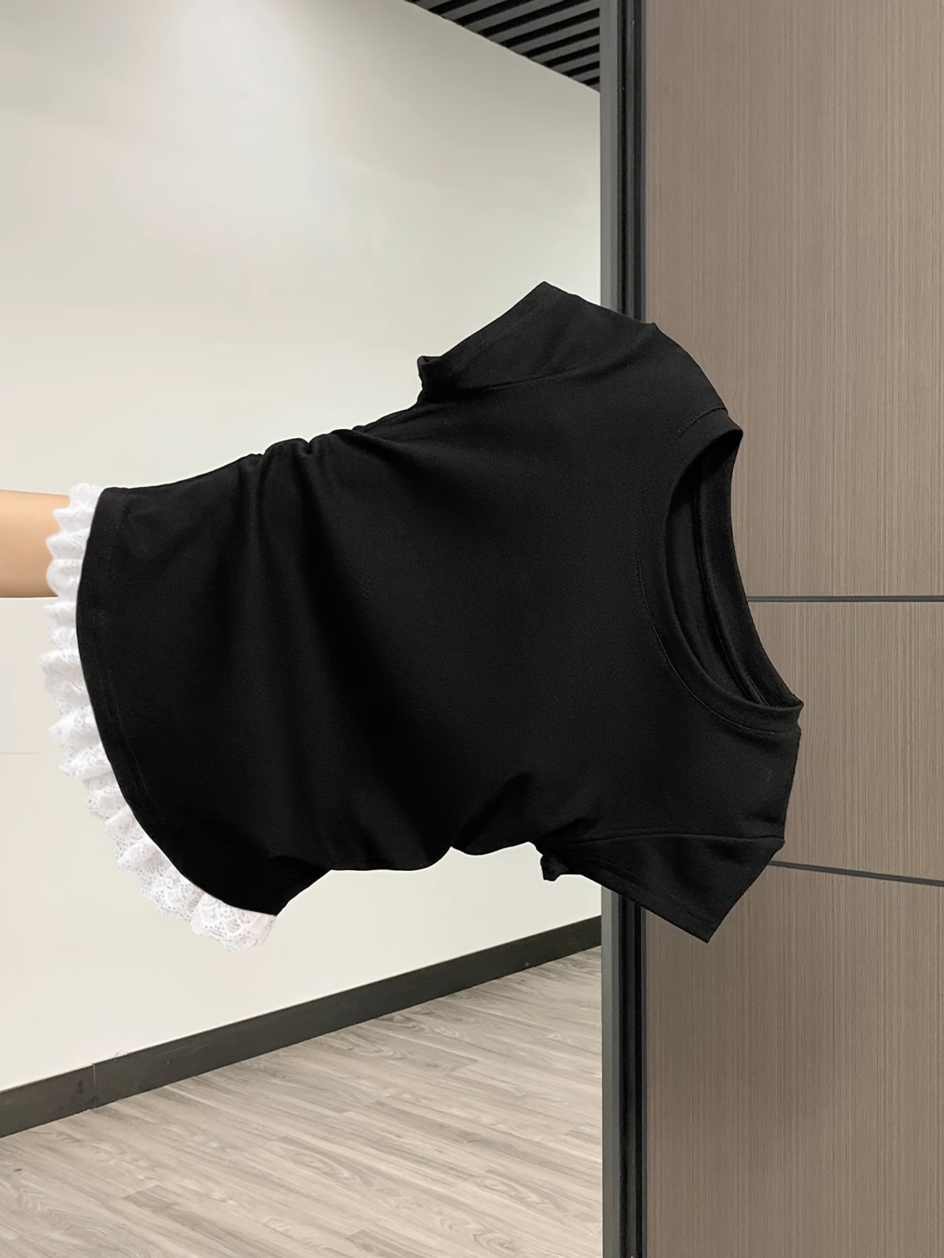 Camiseta femenina elegante de manga corta con detalle plisado y acabado de encaje – Estilo casual y chic