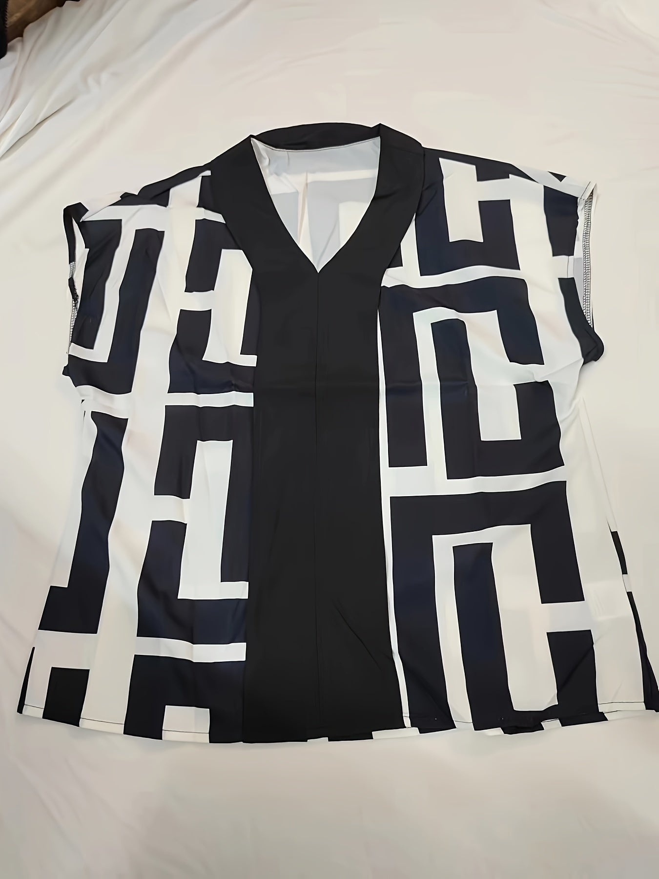 Blusa femenina elegante con estampado gráfico estilo moderno para oficina y salidas