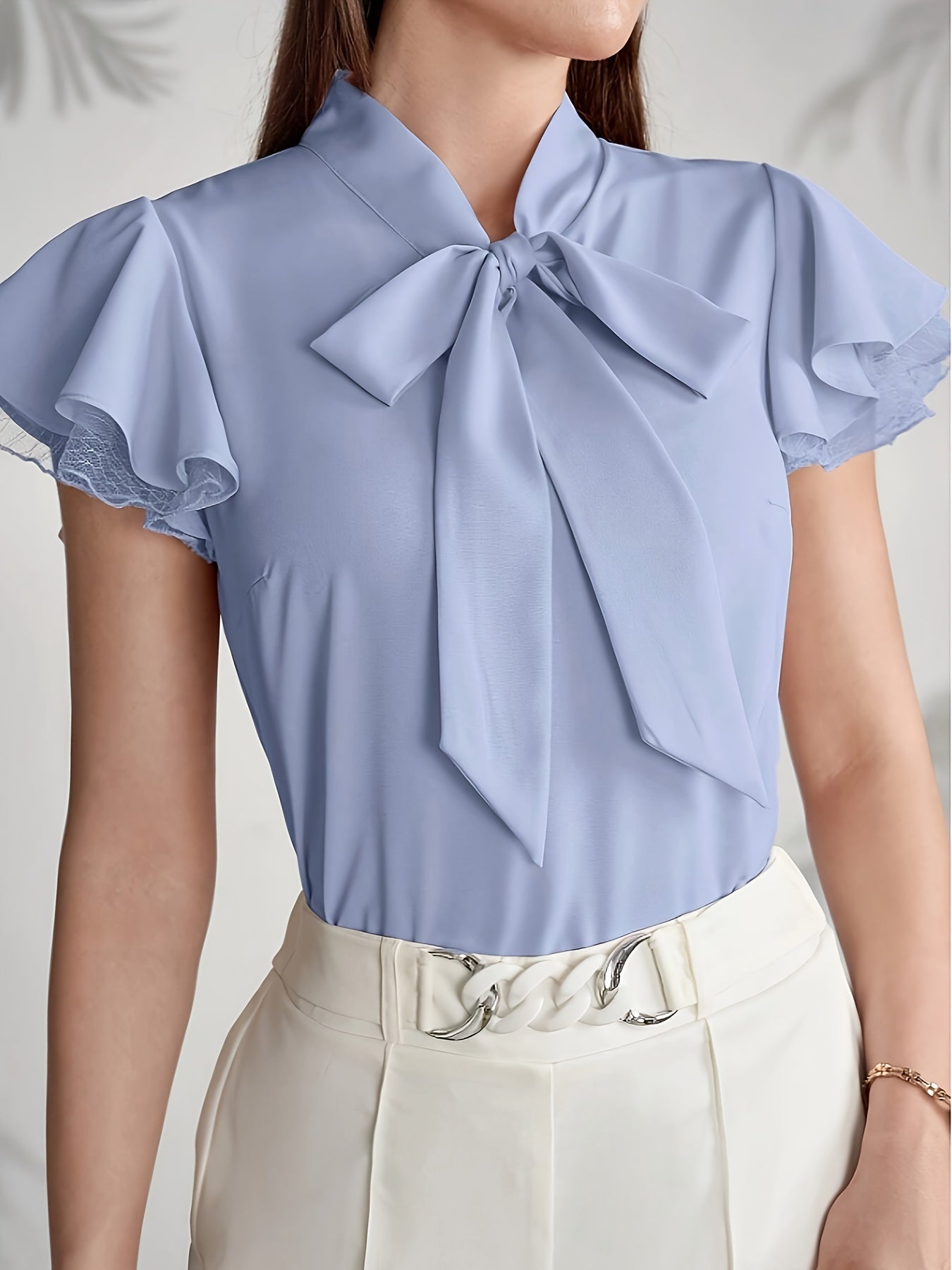 Elegant damebluse med sommerfugleærmer og lavallière-sløjfe – chic stil til kontoret og udflugter