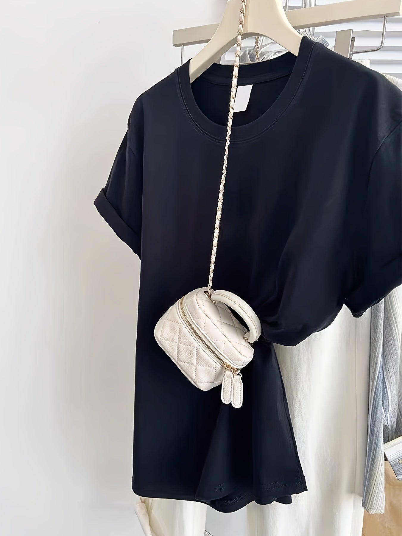 Basic T-shirt med korte ærmer i afslappet stil til kvinder