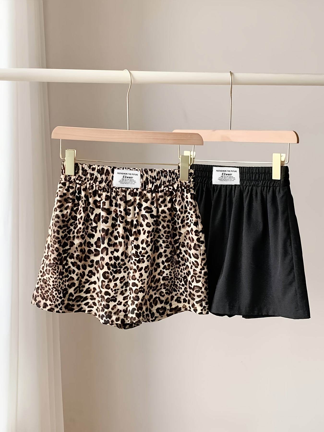 Afslappede dame-shorts med leopardmønster og ensfarvet, perfekte til sommeren