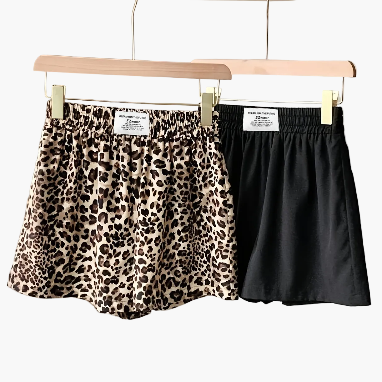 Afslappede dame-shorts med leopardmønster og ensfarvet, perfekte til sommeren