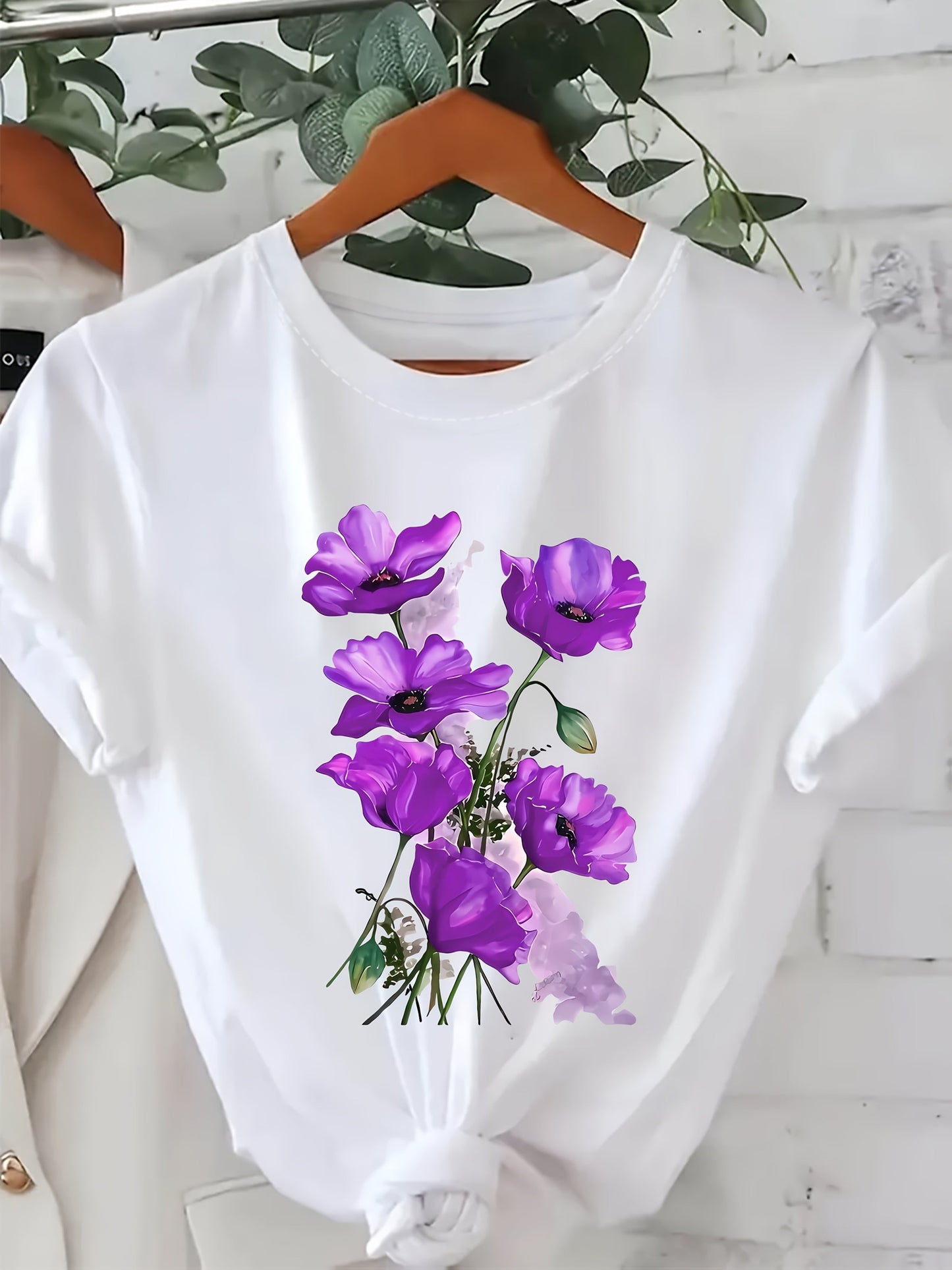 T-shirt donna stile casual con stampa floreale artistica per primavera ed estate