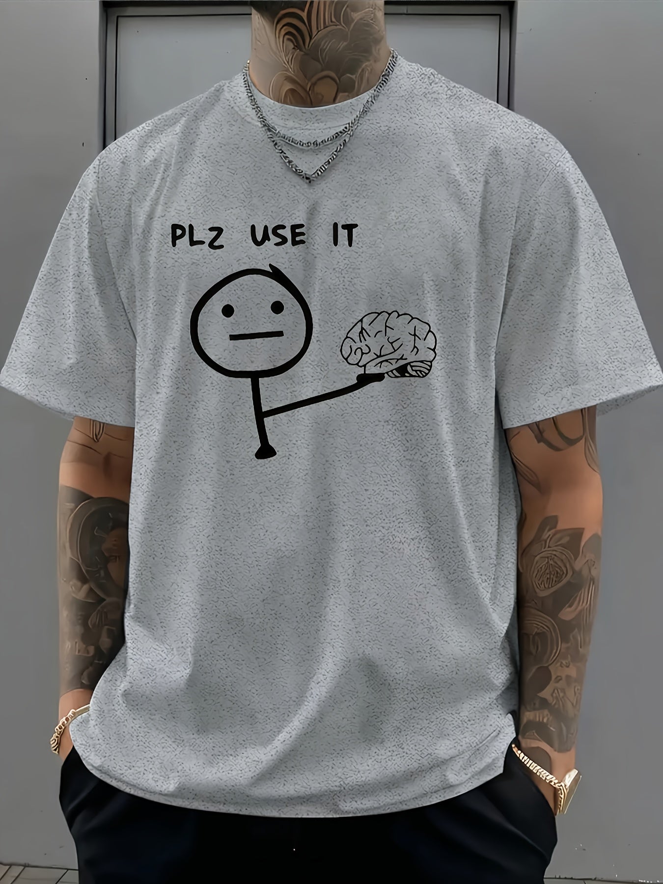 Camiseta hombre humorística estilo casual con motivo stickman "PLZ USE IT" – Ideal para un look relajado y original