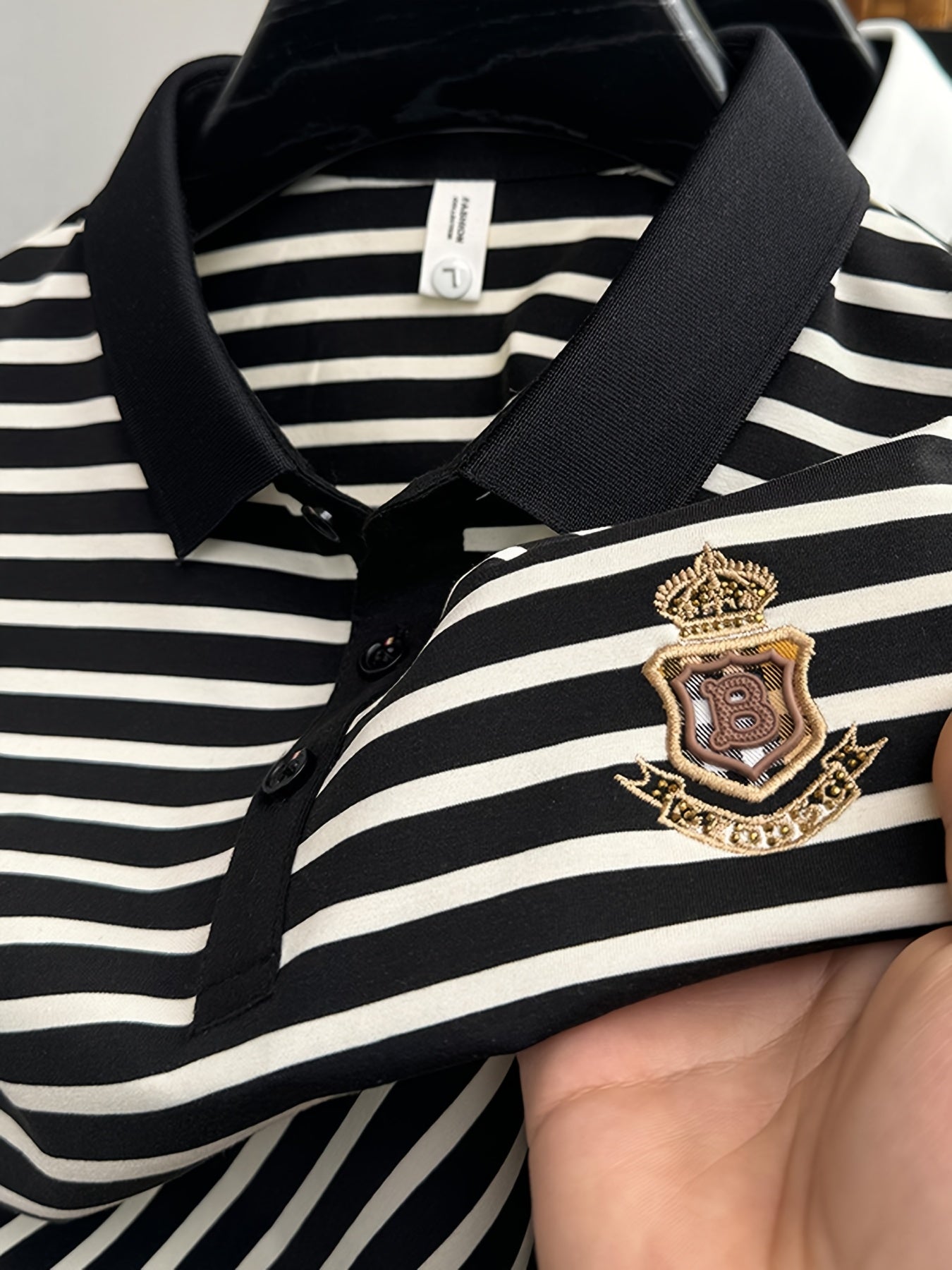 Elegant herrpolo med ränder i chic och avslappnad stil