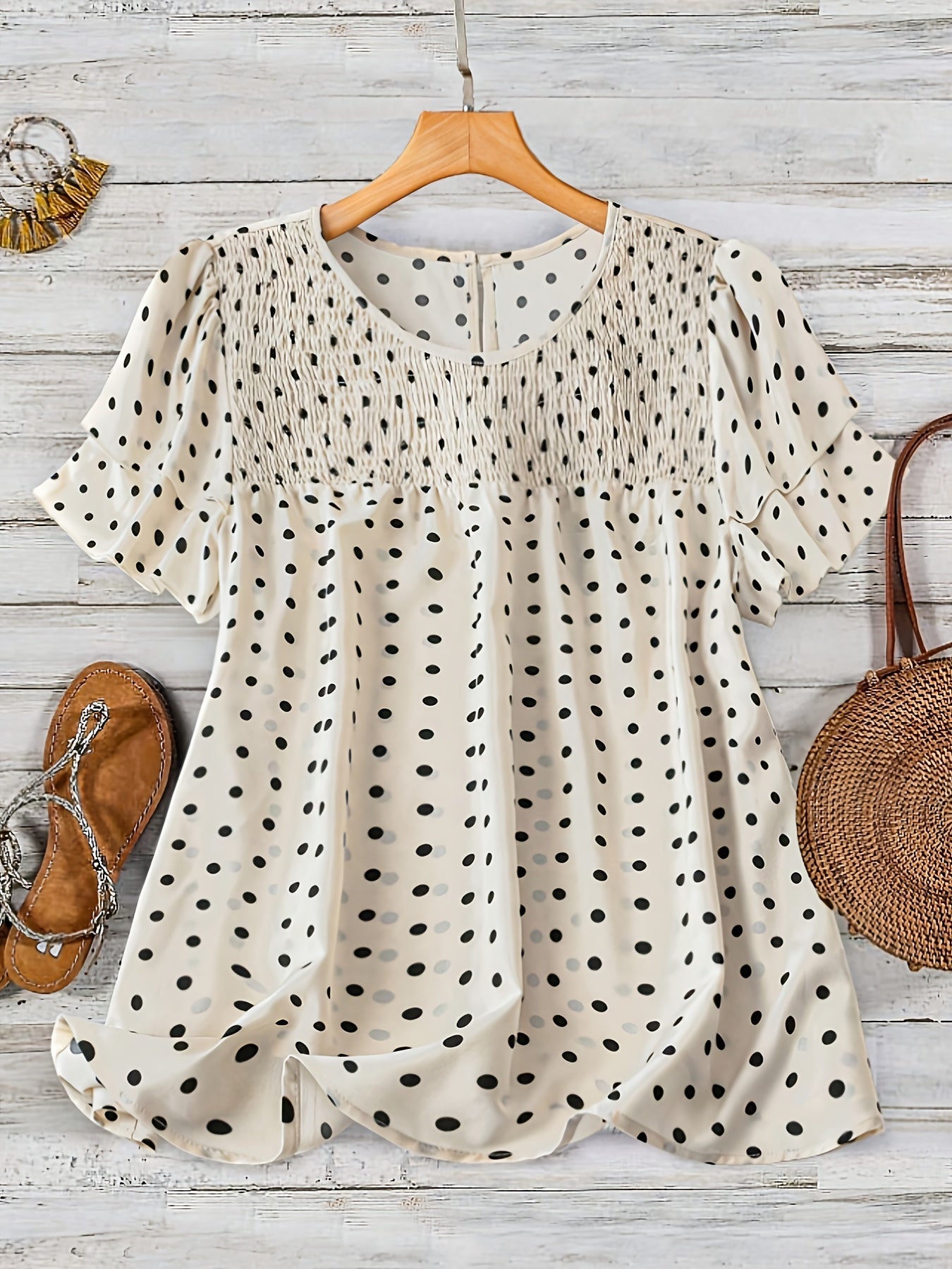 Blusa femminile a pois stile elegante con maniche corte e collo rotondo per l'estate