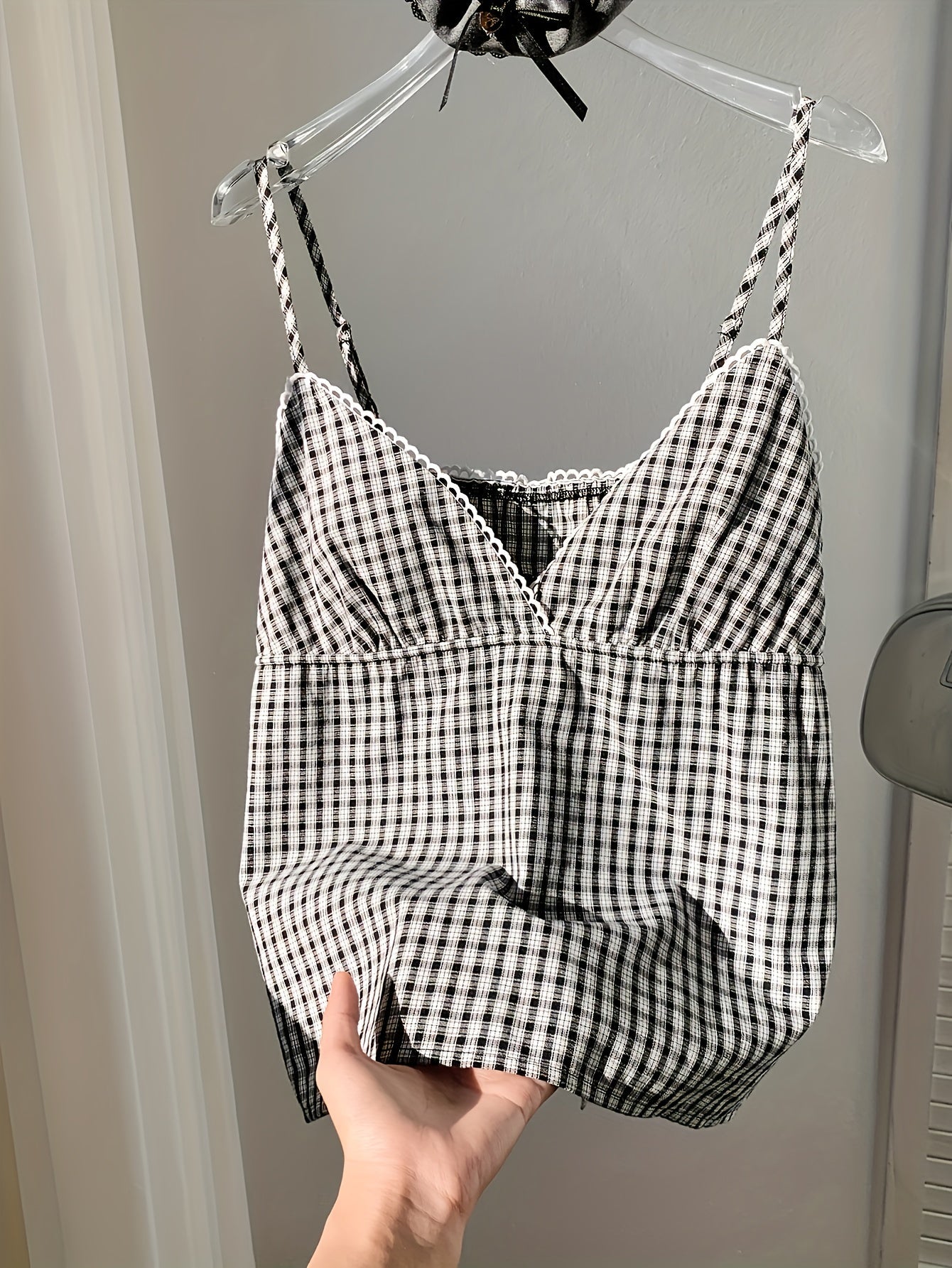 Casual plaid women's top for summer – Sleeveless, flattering fit, perfect for outings and vacations
