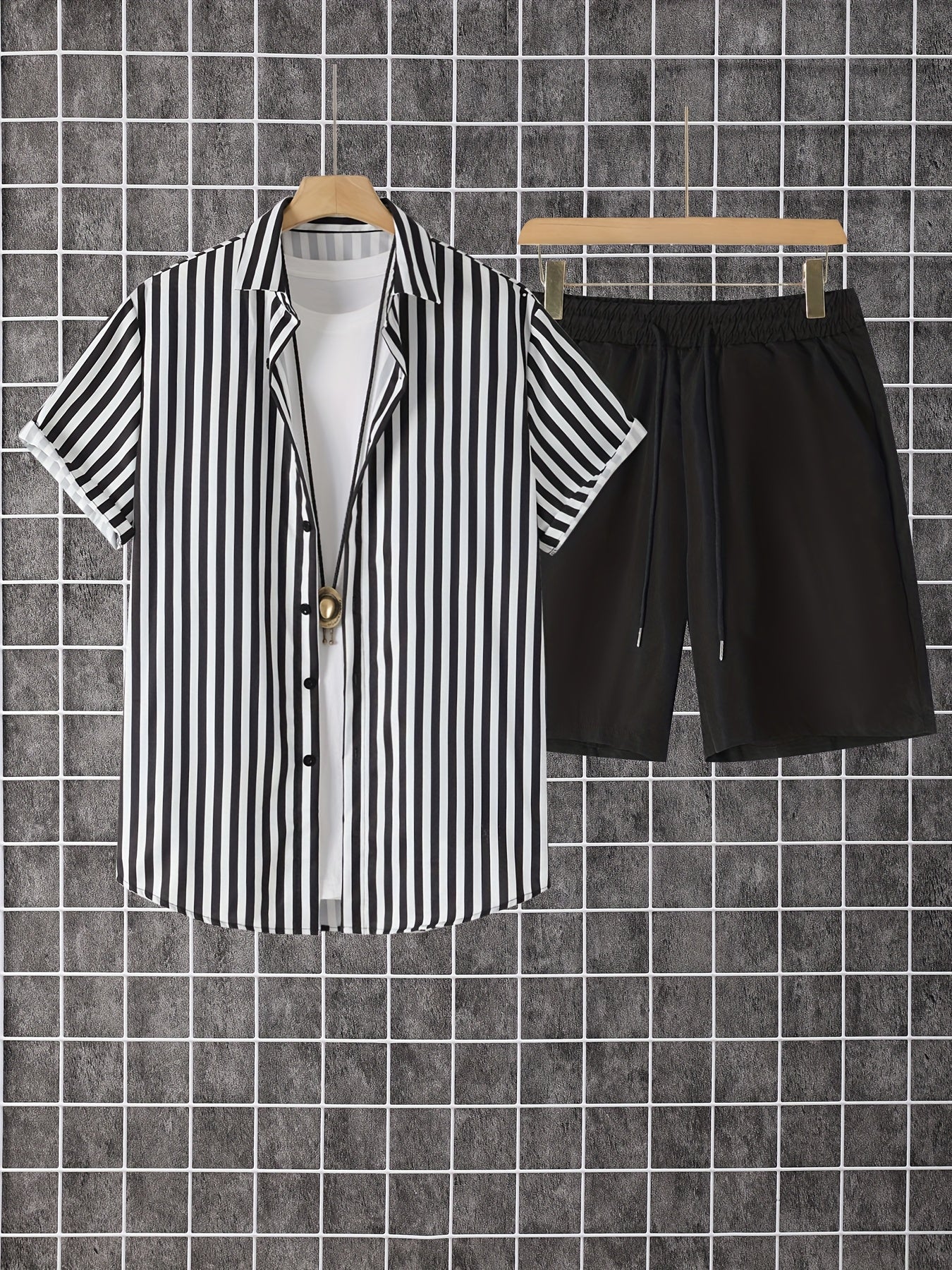 Casual heren outfit met strepen, moderne stijl, perfect voor de zomer en vakantie