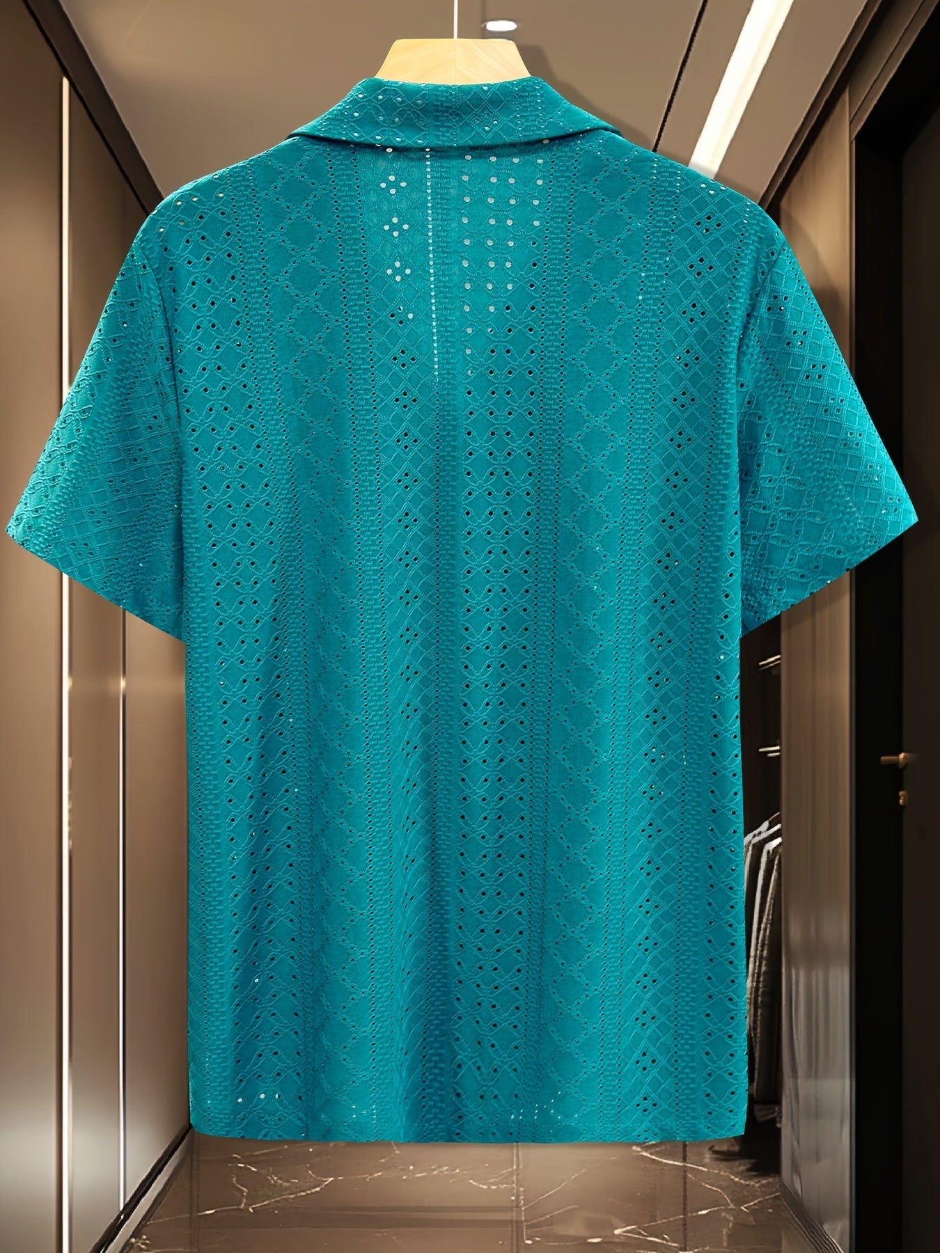 Chemise à manches courtes homme style resort avec broderie ajourée, élégance estivale et confort respirant