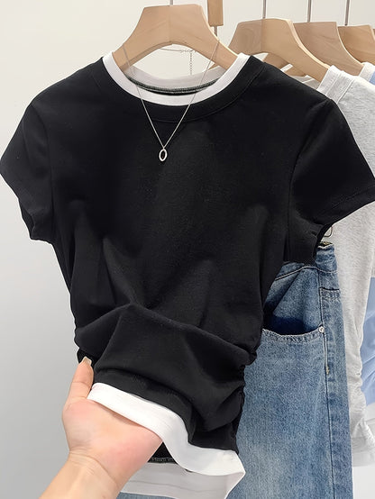 Afslappet T-shirt til kvinder med lag-på-lag stil, trendy til et urbant og smart look