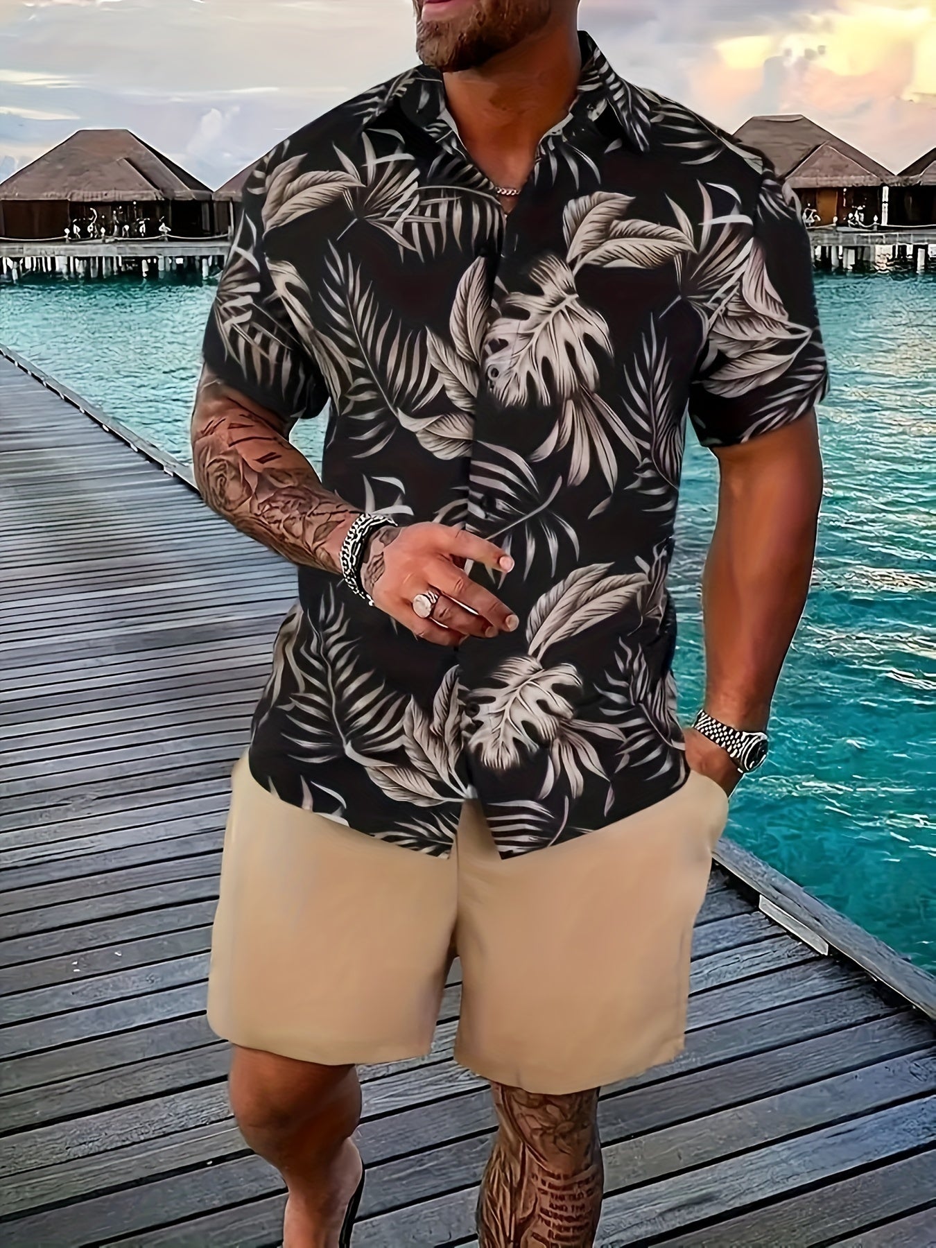 Afslappet herresæt i tropisk stil – Kortærmet printskjorte og shorts, ideelt til sommerferie på stranden