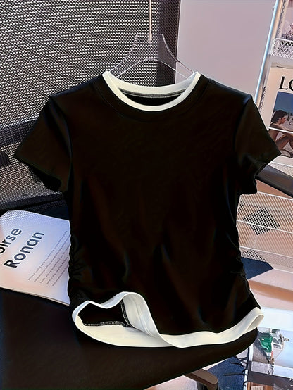 Afslappet T-shirt til kvinder med lag-på-lag stil, trendy til et urbant og smart look