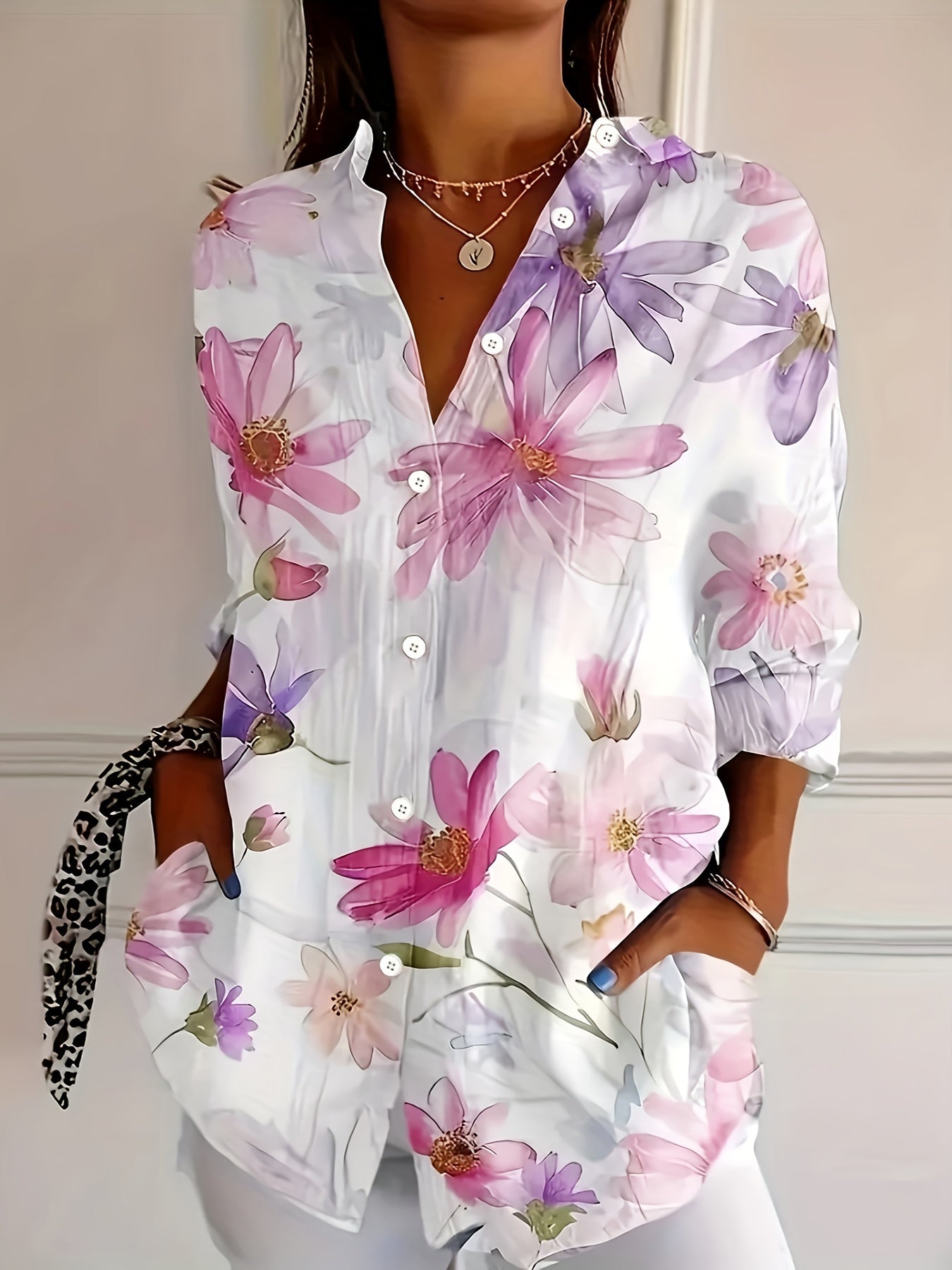Elegant damebluse med blomsterprint i afslappet forårs- og sommersstil